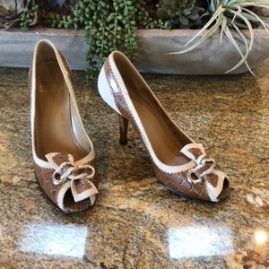 Stuart Weitzman fabric and leather pump. Size 6.